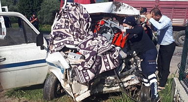 Otomobil ve tıra çarpan kamyonetin sürücüsü öldü