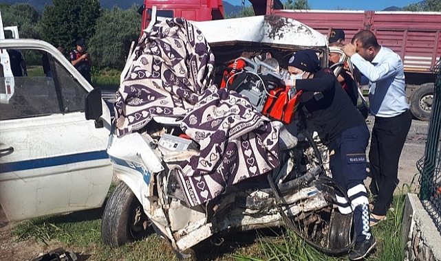 Otomobil ve tıra çarpan kamyonetin sürücüsü öldü
