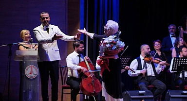 Vefa sahneye taşındı