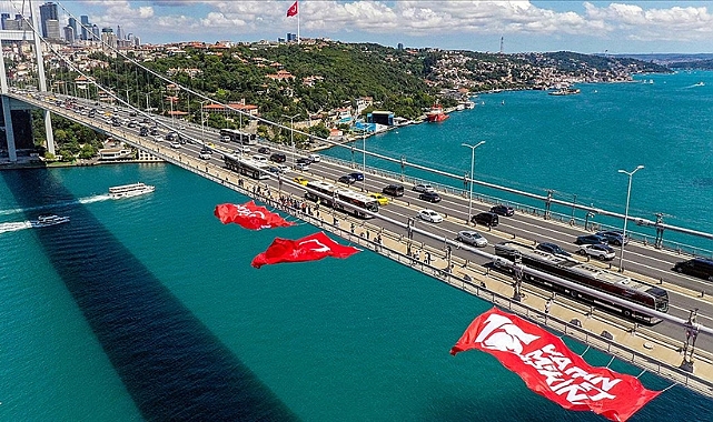 15 Temmuz Şehitler Köprüsü'ne Türk bayrağı asıldı