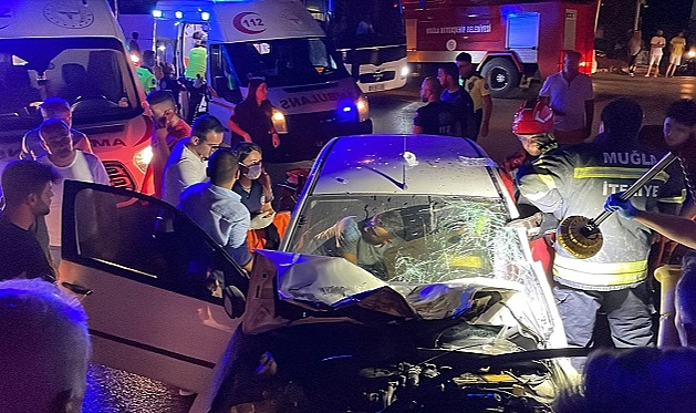 Bodrum'da kamyonetle otomobilin çarpıştığı kazada 4 kişi yaralandı