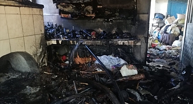 Çöp yığınları biriktirilen ev yanarak kullanılamaz hale geldi