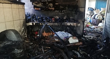 Çöp yığınları biriktirilen ev yanarak kullanılamaz hale geldi