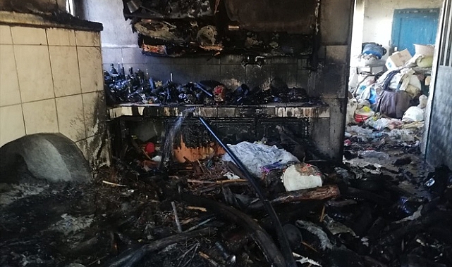 Çöp yığınları biriktirilen ev yanarak kullanılamaz hale geldi