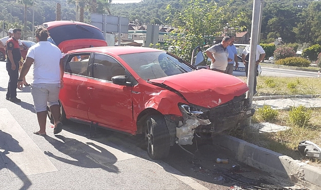 Fethiye'de otomobiller çarpıştı 4 kişi yaralandı