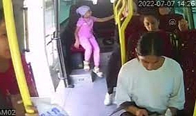 Hareket halindeki minibüsten yola düşen kadın öldü