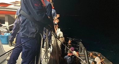 İzmir açıklarında geri itilen 55 düzensiz göçmen kurtarıldı