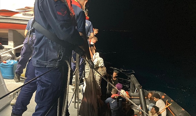 İzmir açıklarında geri itilen 55 düzensiz göçmen kurtarıldı