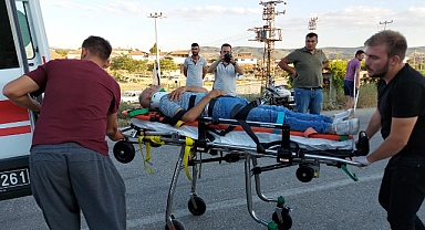 Manisa'da motosikletin otomobile çarpması sonucu 2 kişi yaralandı