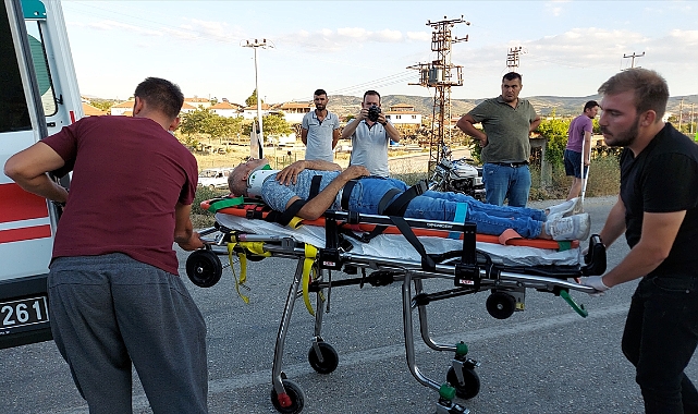 Manisa'da motosikletin otomobile çarpması sonucu 2 kişi yaralandı