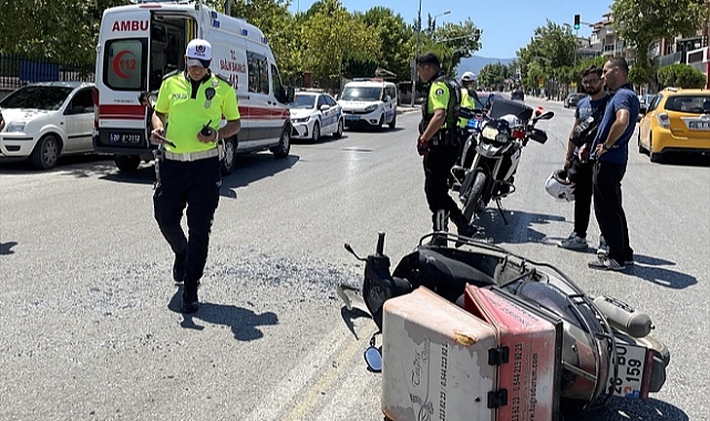 Minibüs ile motosikletin çarpışması sonucu 4 kişi yaralandı