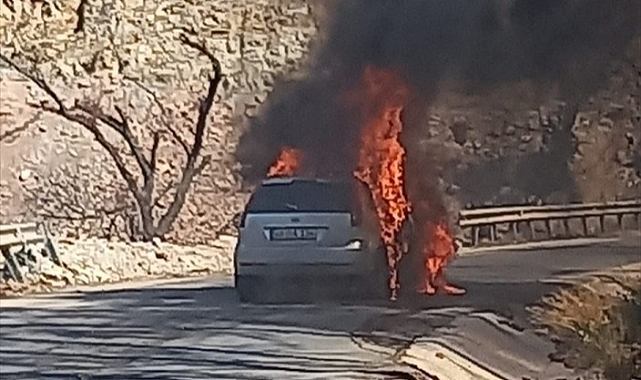Muğla'da seyir halindeki otomobil yandı