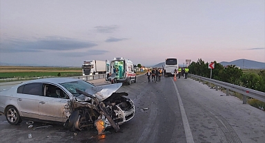 Otobüsle çarpışan otomobildeki 5 kişi yaralandı