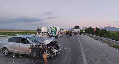Otobüsle çarpışan otomobildeki 5 kişi yaralandı