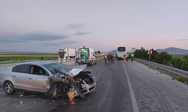 Otobüsle çarpışan otomobildeki 5 kişi yaralandı