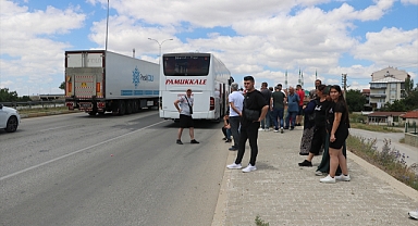 Otobüsle tır çarpıştı