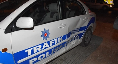 Polisten kaçmaya çalışan alkollü sürücü, otomobili ekip araçlarına çarpınca yakalandı