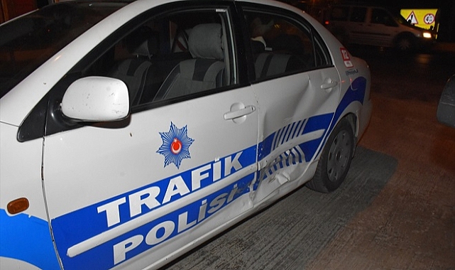 Polisten kaçmaya çalışan alkollü sürücü, otomobili ekip araçlarına çarpınca yakalandı