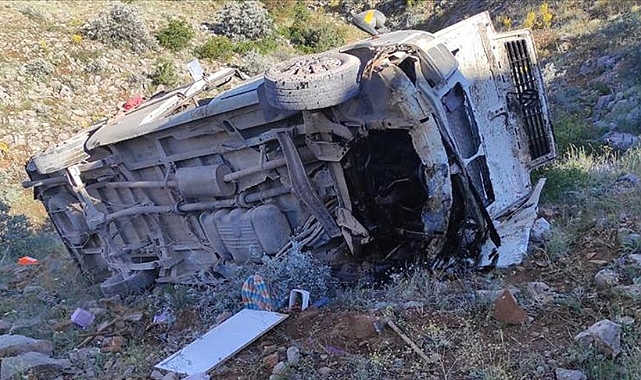 Tarım İşçilerini Taşıyan Midibüs Devrildi 2 ölü