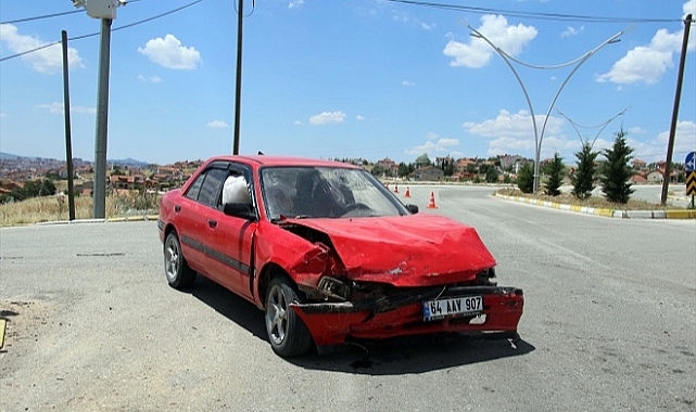 Uşak'ta iki otomobil çarpıştı, 4'ü çocuk 9 kişi yaralandı