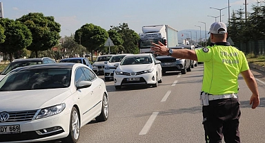 Yollarda tatil dönüşü yoğunluğu devam ediyor