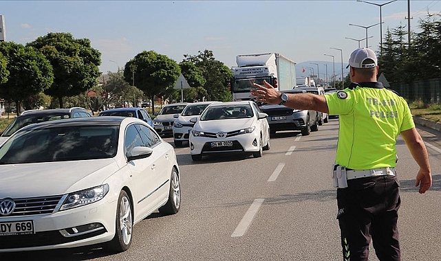 Yollarda tatil dönüşü yoğunluğu devam ediyor