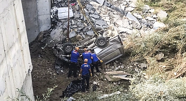 Afyonkarahisar'da hafif ticari aracın menfezden düşmesi sonucu 2 kişi öldü