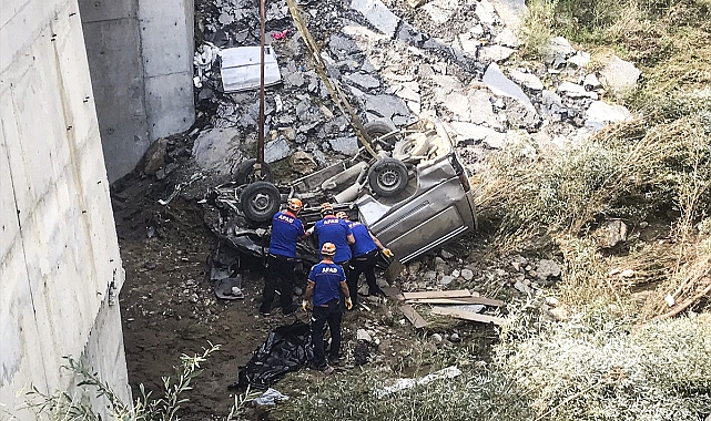Afyonkarahisar'da hafif ticari aracın menfezden düşmesi sonucu 2 kişi öldü