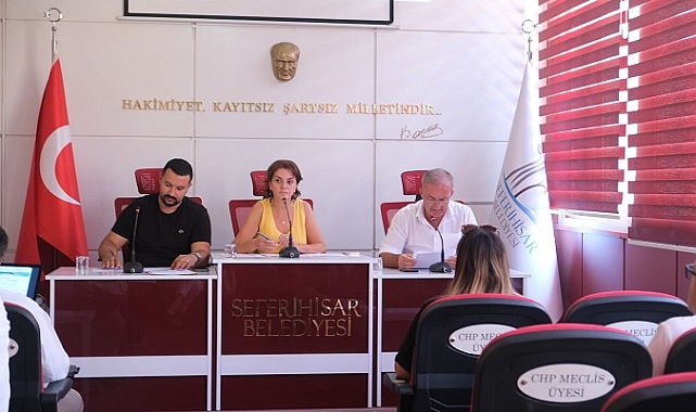 AK Parti’nin gündeminde Seferihisar’ın bozuk yolları ve Akarca vardı