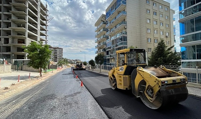 Bayraklı sokaklarına 62 bin metrekare asfalt serimi