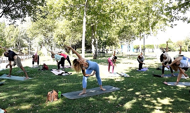 Bornova’da açık havada yoga