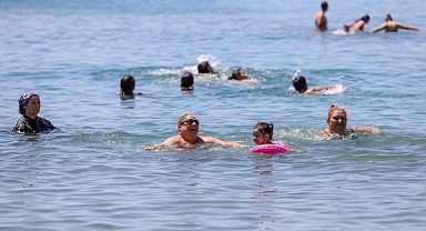 Buca’da anne ve çocuklara deniz keyfi