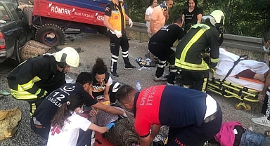 Denizli'de traktör ile kamyonetin çarpışması sonucu 11 kişi yaralandı