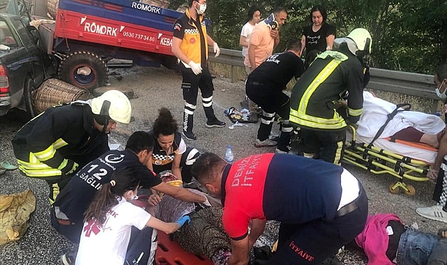 Denizli'de traktör ile kamyonetin çarpışması sonucu 11 kişi yaralandı