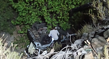 Dere yatağına yuvarlanan otomobildeki 2 kişi öldü
