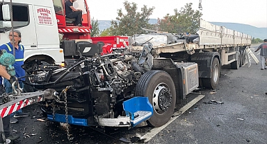 İzmir'de kabini kopan tırın sürücüsü hafif yaralandı