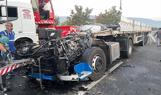 İzmir'de kabini kopan tırın sürücüsü hafif yaralandı