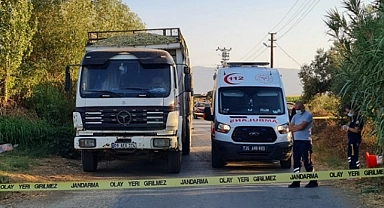 İzmir'de kamyonetler arasında sıkışan kişi öldü