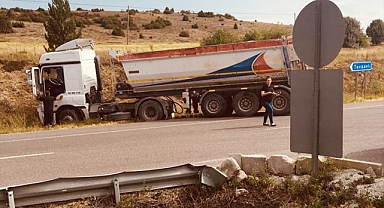 Kütahya'da tır ile otomobilin çarpıştığı kazada 5 kişi yaralandı