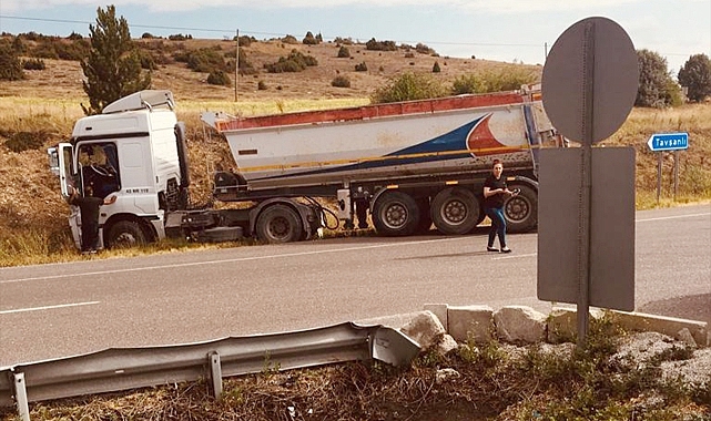 Kütahya'da tır ile otomobilin çarpıştığı kazada 5 kişi yaralandı