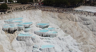 Pamukkale yaz sıcaklarında da turistlerin gözdesi