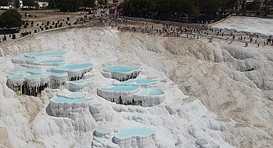 Pamukkale yaz sıcaklarında da turistlerin gözdesi