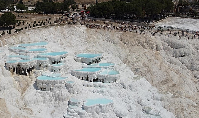 Pamukkale yaz sıcaklarında da turistlerin gözdesi
