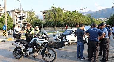 Polis aracı ile otomobilin çarpışması sonucu 9 kişi yaralandı