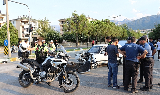 Polis aracı ile otomobilin çarpışması sonucu 9 kişi yaralandı