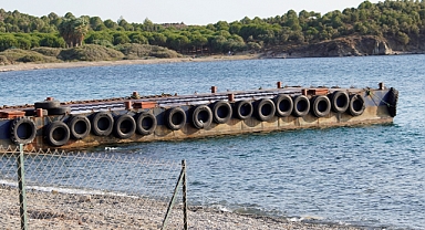 Seferihisar'da balık firmasının sahile yaptırdığı iskeleye tepki