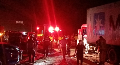 Servis minibüsüyle tırın çarpışması sonucu 2 kişi öldü