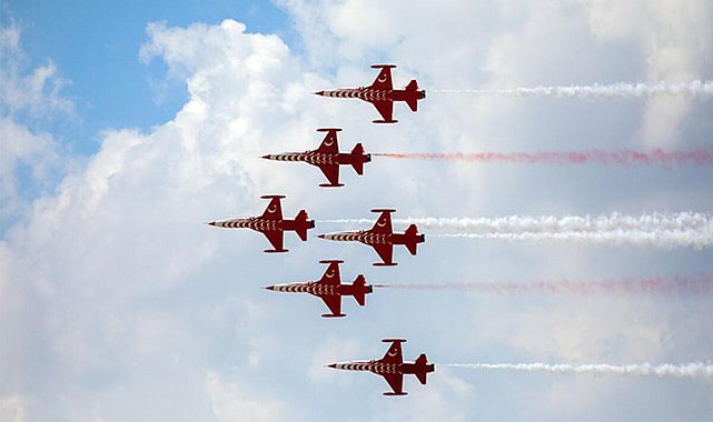 Türk Yıldızları'ndan 'Büyük Taarruz' uçuşu