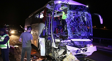 Uşak'ta yolcu otobüsü tıra arkadan çarptı, 1 kişi öldü, 43 kişi yaralandı