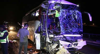 Uşak'ta yolcu otobüsü tıra arkadan çarptı, 1 kişi öldü, 43 kişi yaralandı